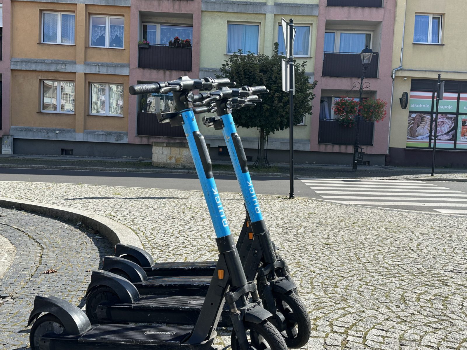 Jak bezpiecznie poruszać się hulajnogą elektryczną? - Podpowiadamy!