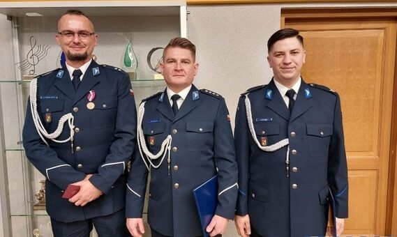 Lwóweccy policjanci awansowani na wyższe stopnie z okazji Święta Niepodległości