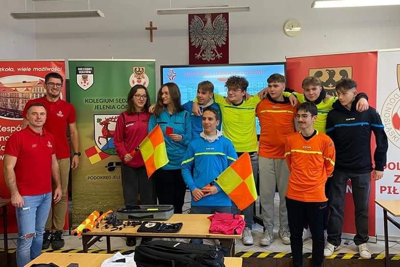 Sędziowie piłkarscy odwiedzili uczniów ZSOIZ
