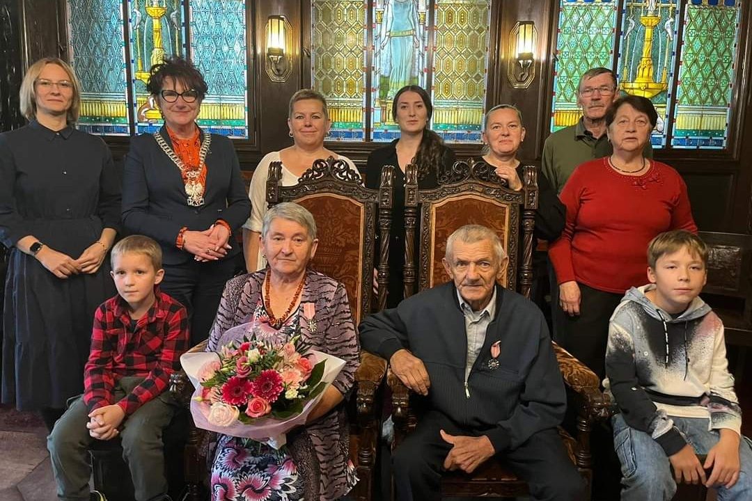 Złote Gody w Lwówku Śl: Burmistrz wręczyła medale jubilatom
