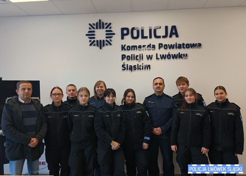 Lubomierscy uczniowie odwiedzili komendę w Lwówku Śl.