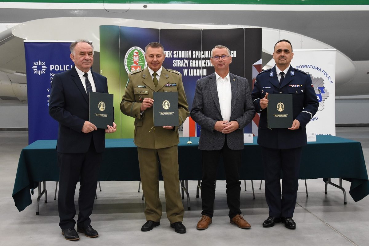 Komendant Policji i dyrektorzy szkół z powiatu lwóweckiego w partnerstwie z OSS SG w Lubaniu