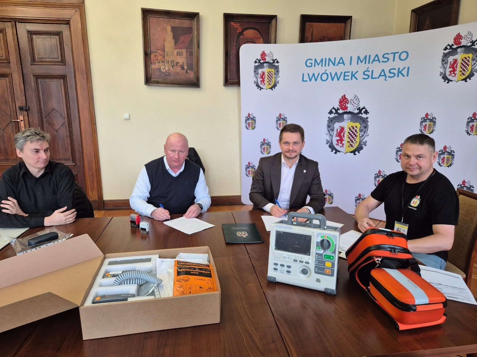 Burmistrz Kobiałka przekazał defibrylator dla Powiatowego Centrum Zdrowia w Lwówku Śl.
