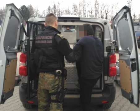 Lwóweccy policjanci wraz ze Strażą Graniczną zatrzymali nielegalnego imigranta