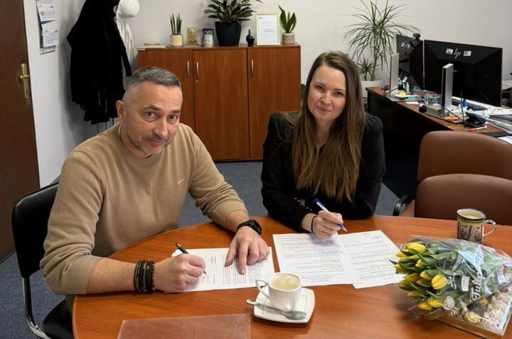 Burmistrz Mariusz Warowy podpisał porozumienie w sprawie cieku Koźka