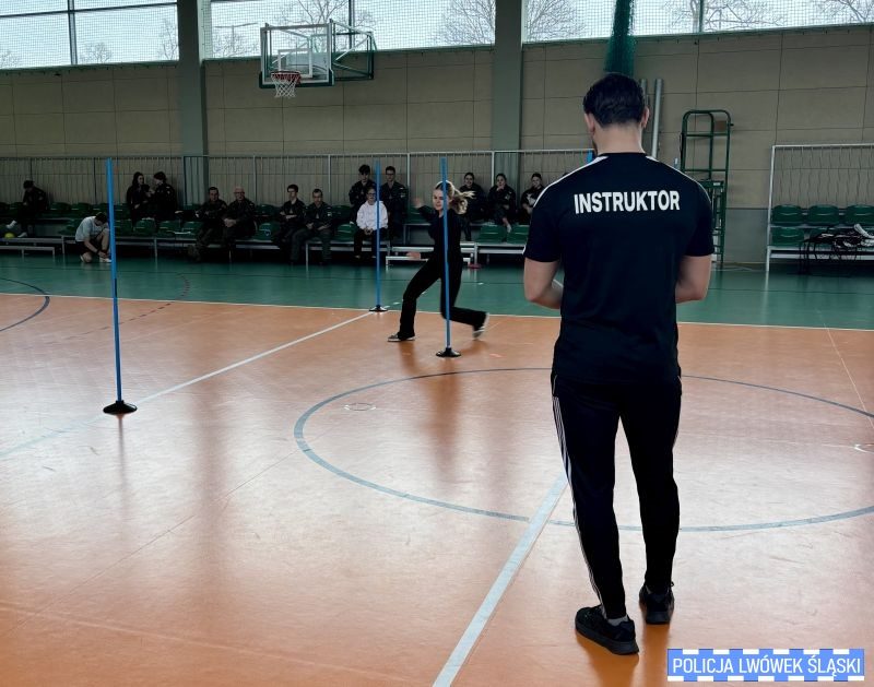 Maturzyści sprawdzili swoją formę – test sprawnościowy pierwszym krokiem do służby w Policji