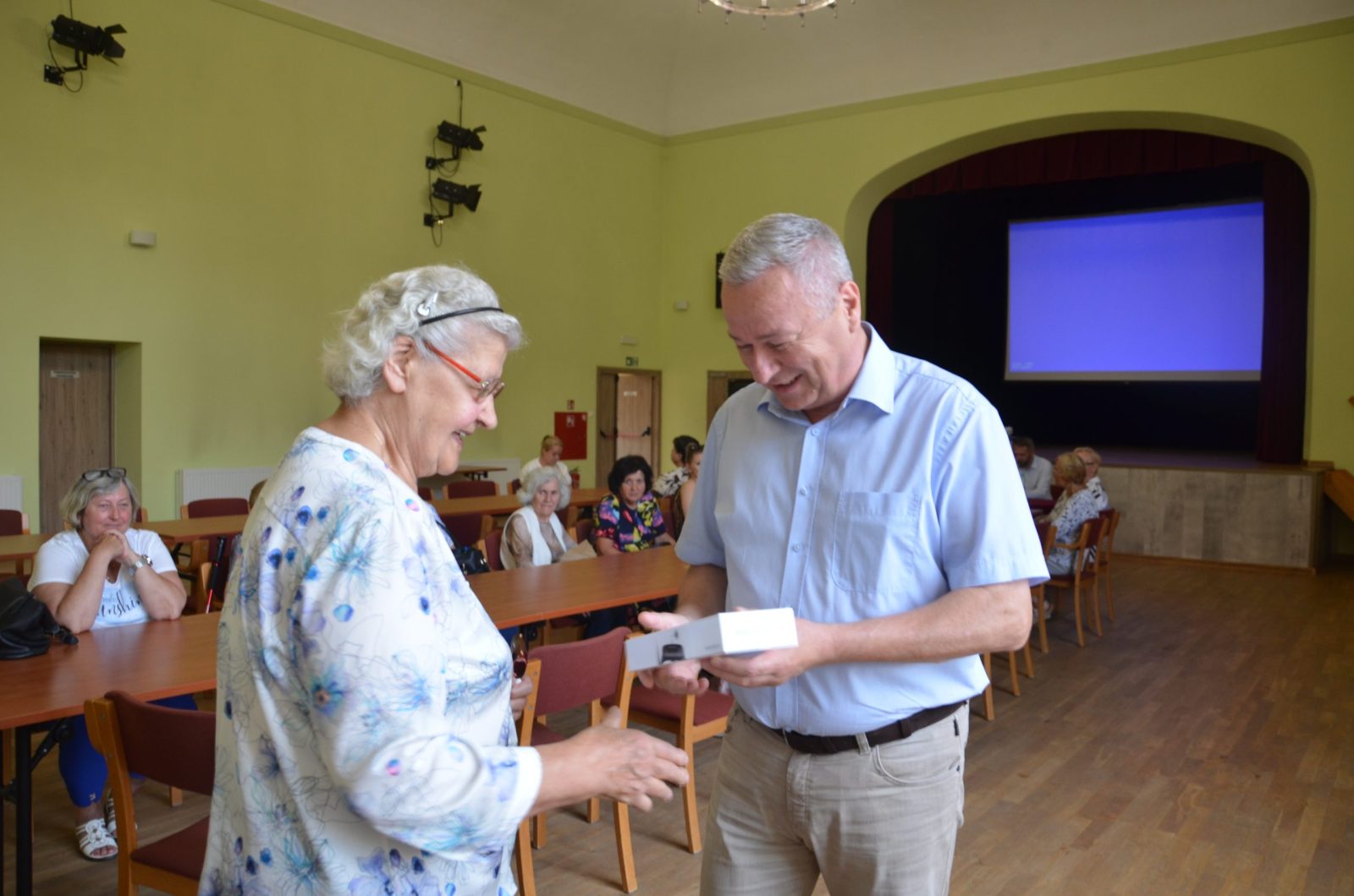 Burmistrz Mirska wręczył seniorom opaski bezpieczeństwa