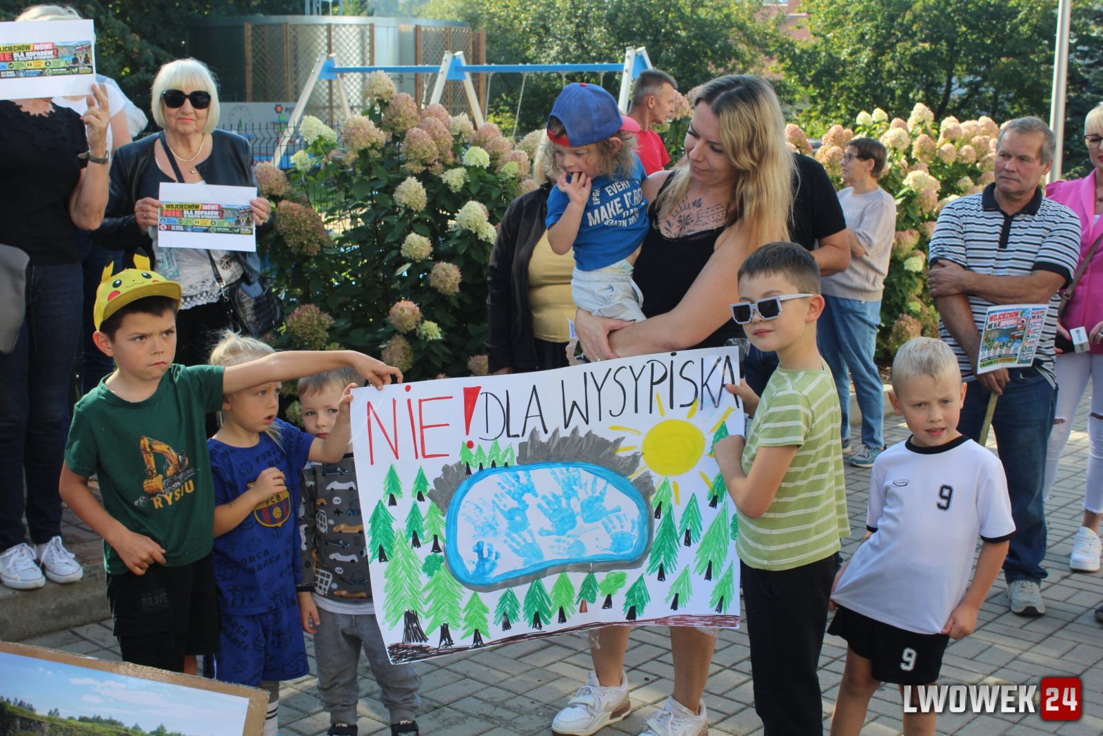 „Wojciechów to nie wysypisko”. Mieszkańcy protestują przeciwko zasypaniu wyrobiska odpadami