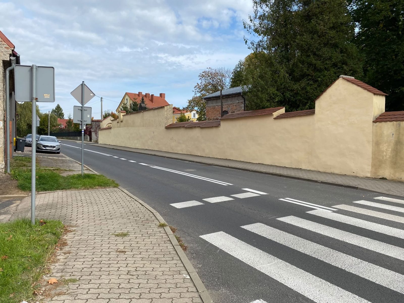 Odmalowali mur cmentarza parafialnego